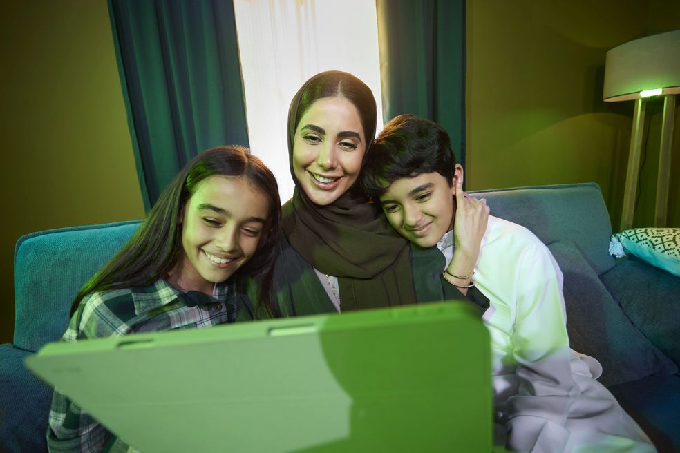FAMILY ENJOYING ON TABLET_0979.webp